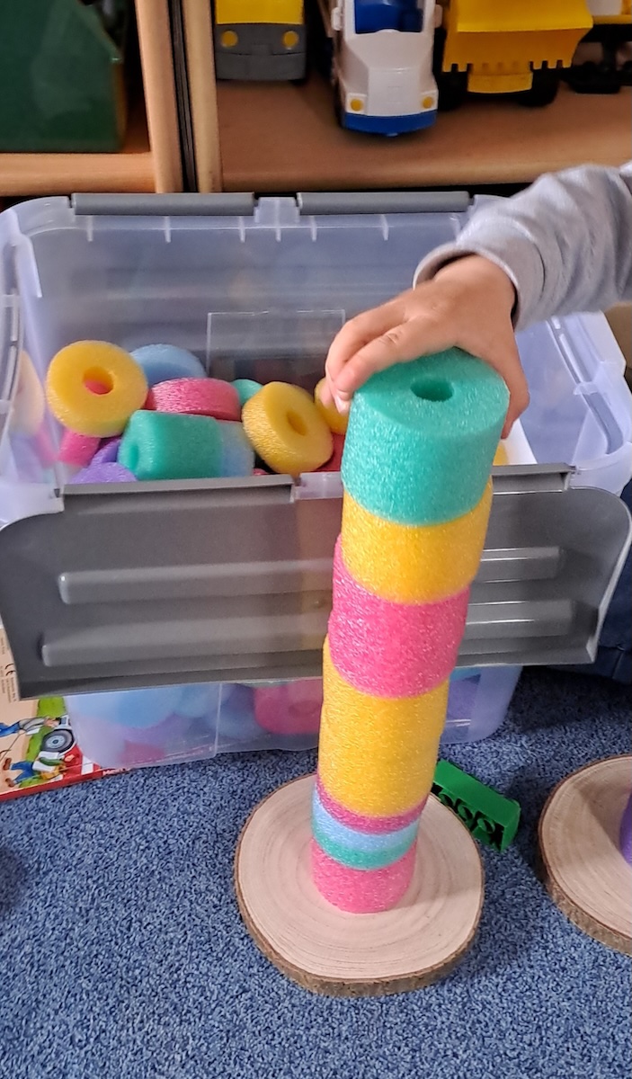 kind-spielt-mit-schaumstoffpyramide
