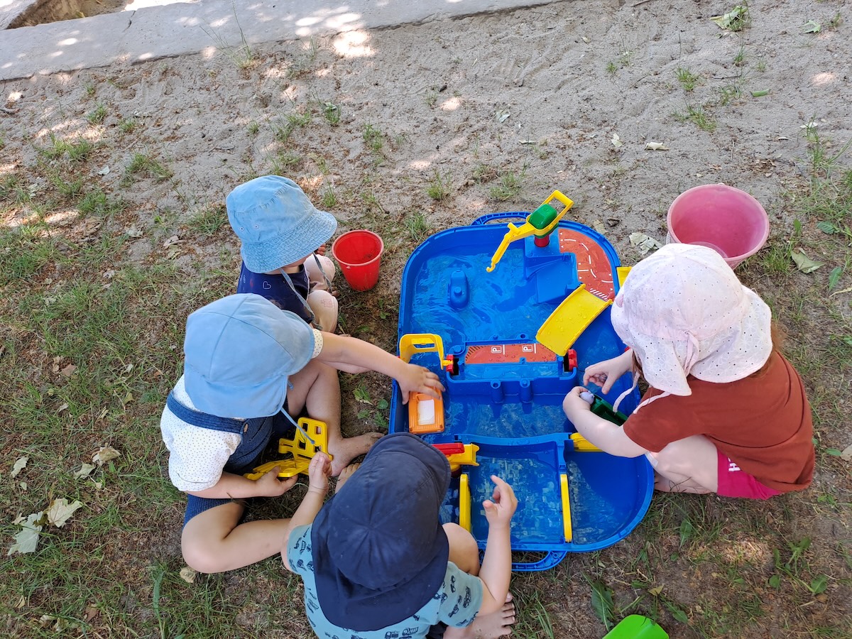 kinder-mit-wasserspiel