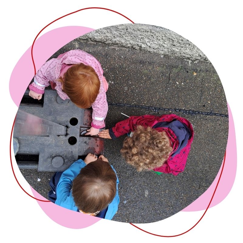 tageseltern-petra-zach-vier-kinder-mit-schnecke